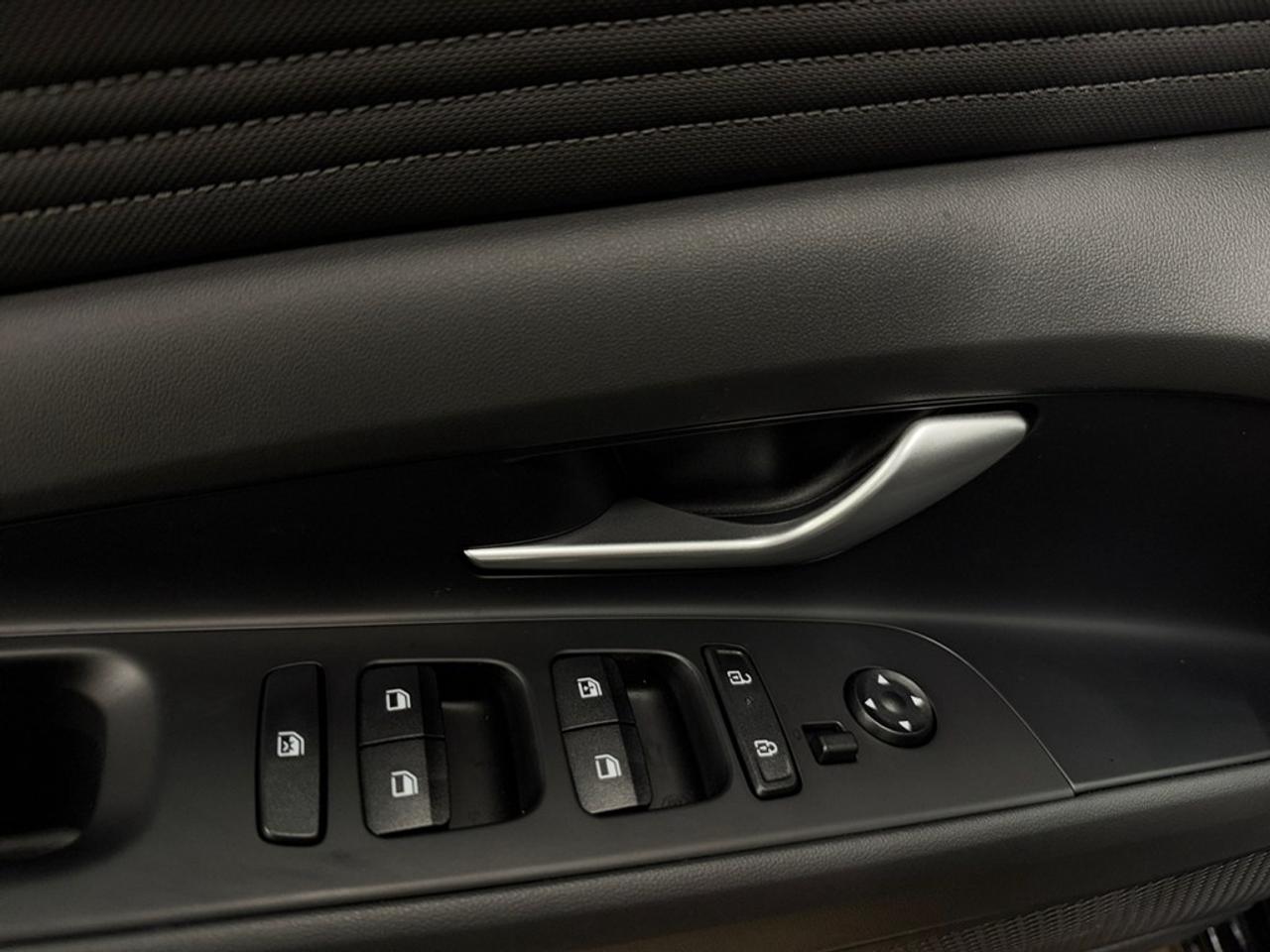 2026 Hyundai Elantra Luxury IVT Photo