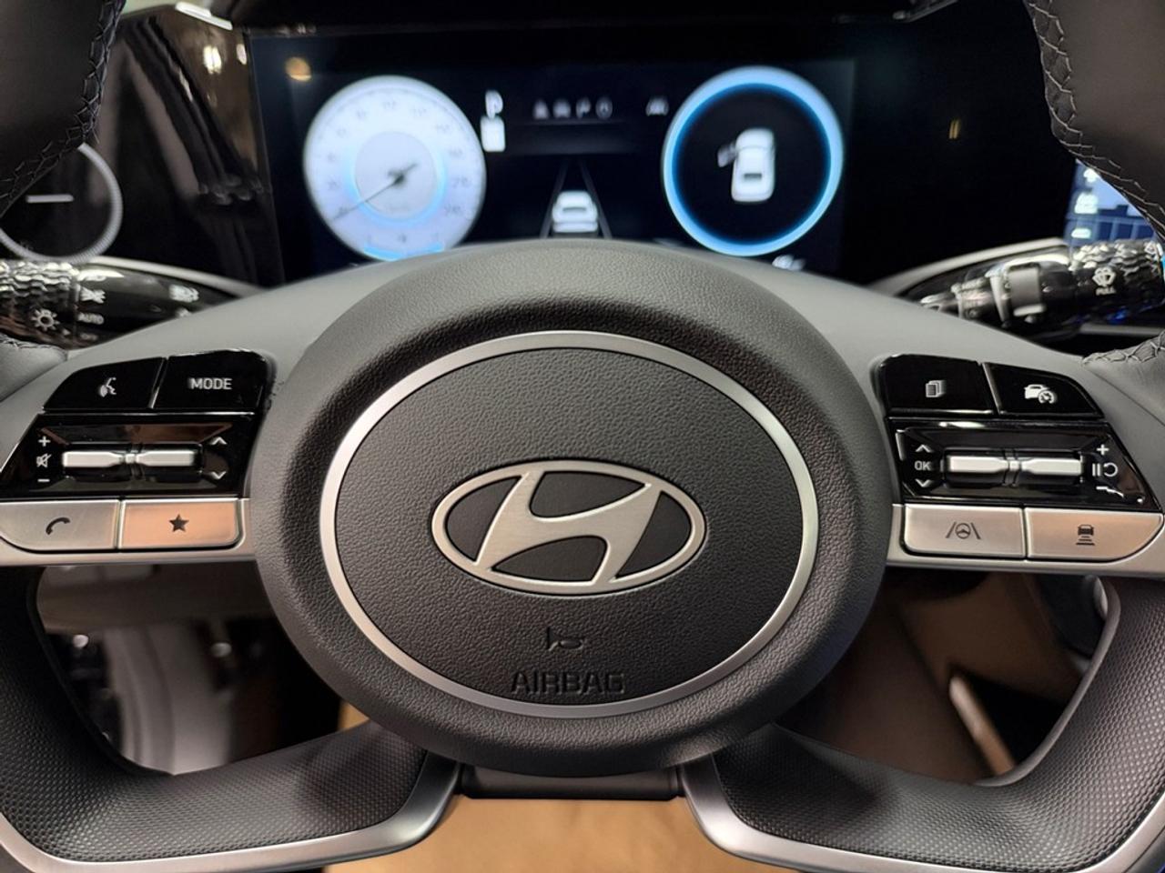 2026 Hyundai Elantra Luxury IVT Photo