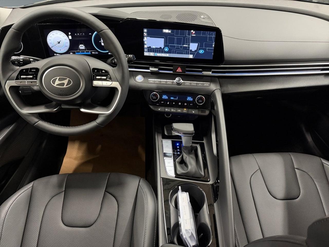 2026 Hyundai Elantra Luxury IVT Photo
