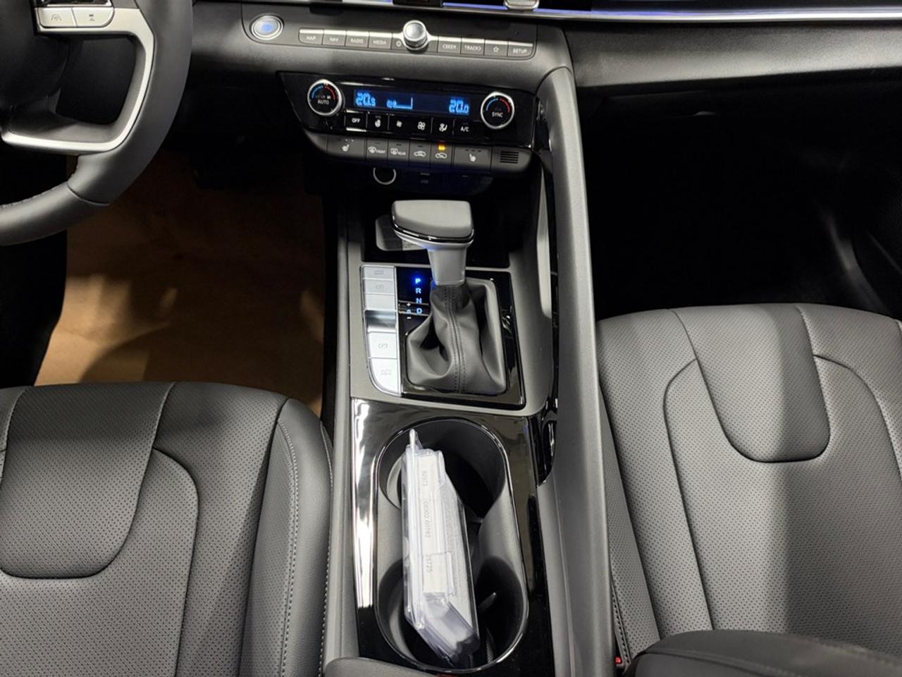 2026 Hyundai Elantra Luxury IVT Photo