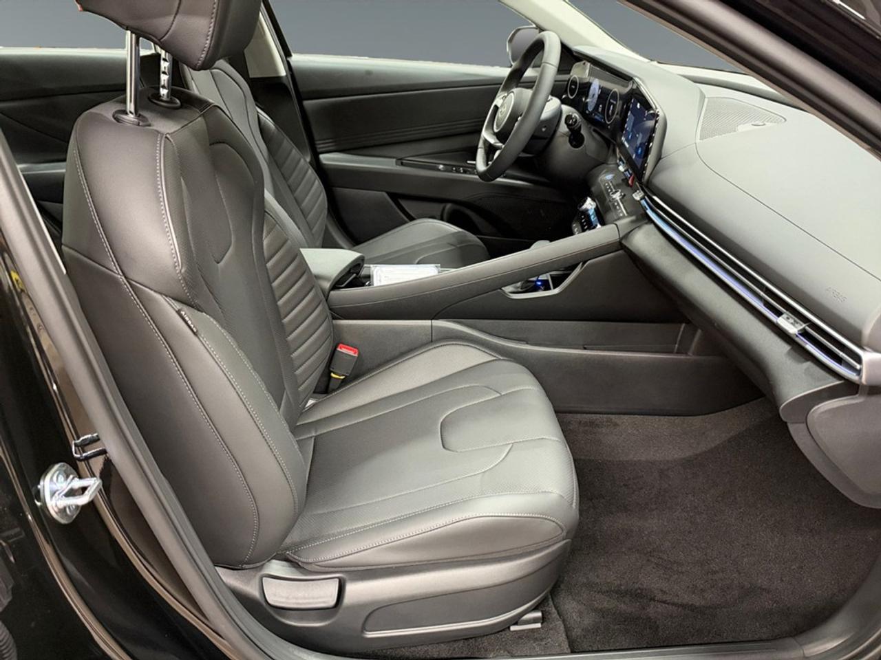 2026 Hyundai Elantra Luxury IVT Photo