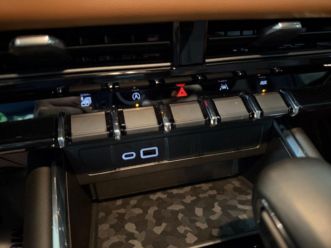 2024 GMC Canyon 4WD Crew Cab AT4 Photo