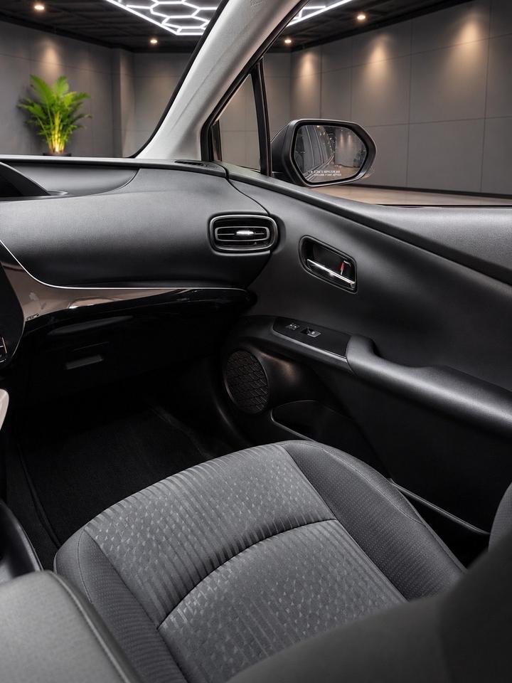 2018 Toyota Prius Auto Photo