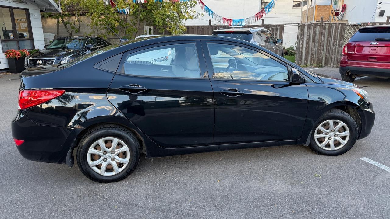 2013 Hyundai Accent GL Photo