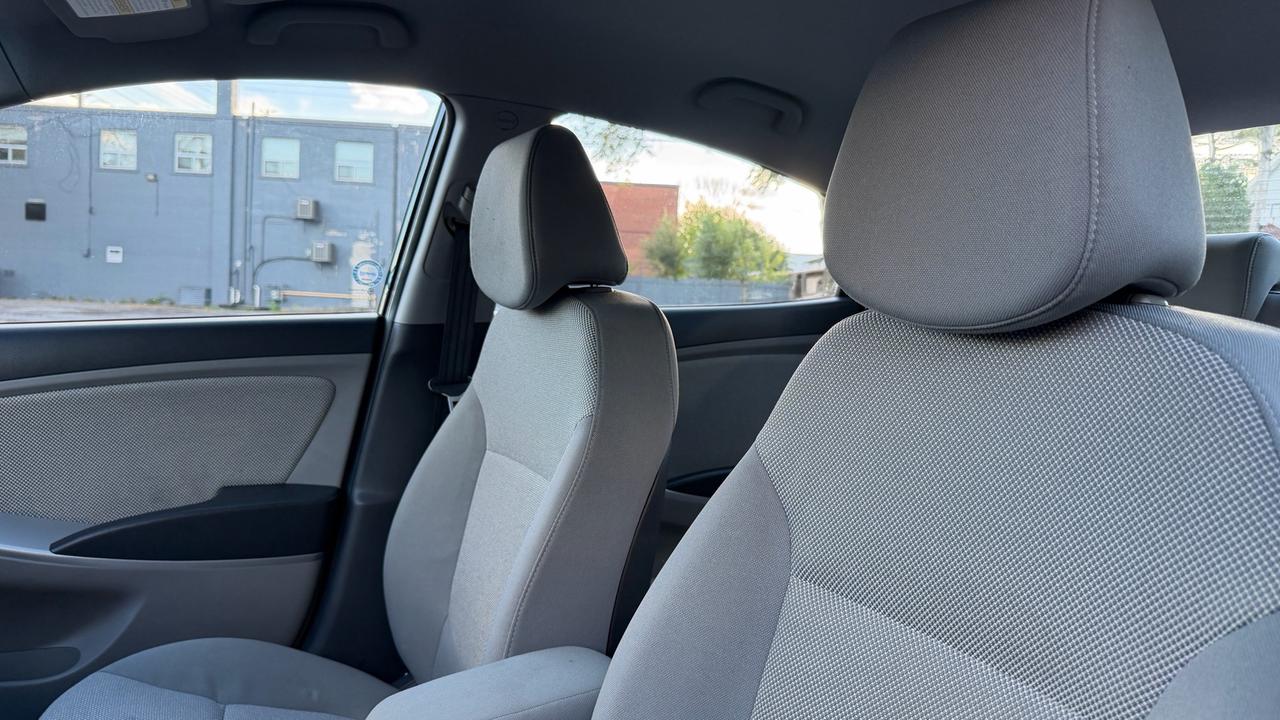 2013 Hyundai Accent GL Photo