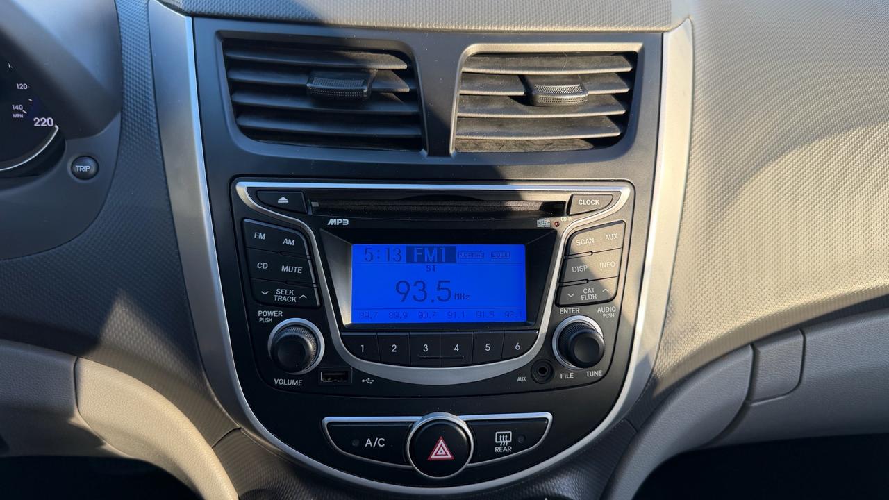 2013 Hyundai Accent GL Photo