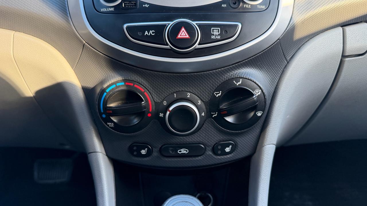 2013 Hyundai Accent GL Photo