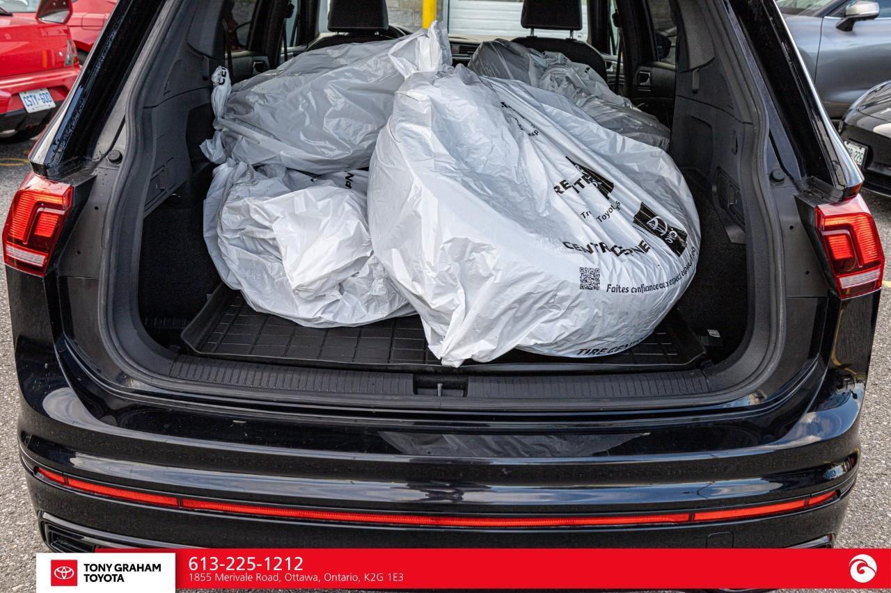 2022 Volkswagen Tiguan Comfortline R-Line Black Edition Photo