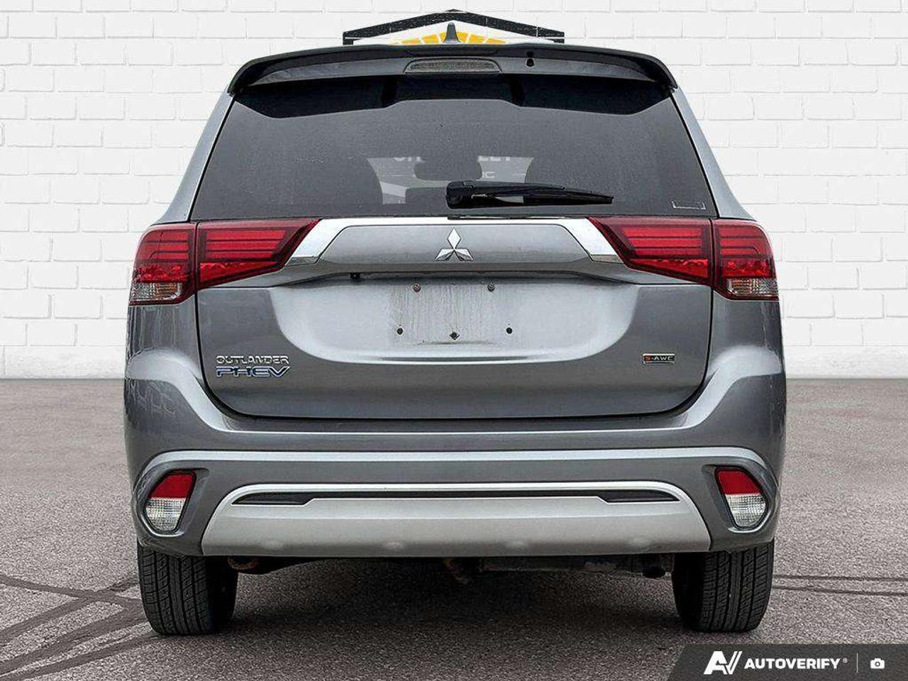 2020 Mitsubishi Outlander | Back-Up Camera Photo