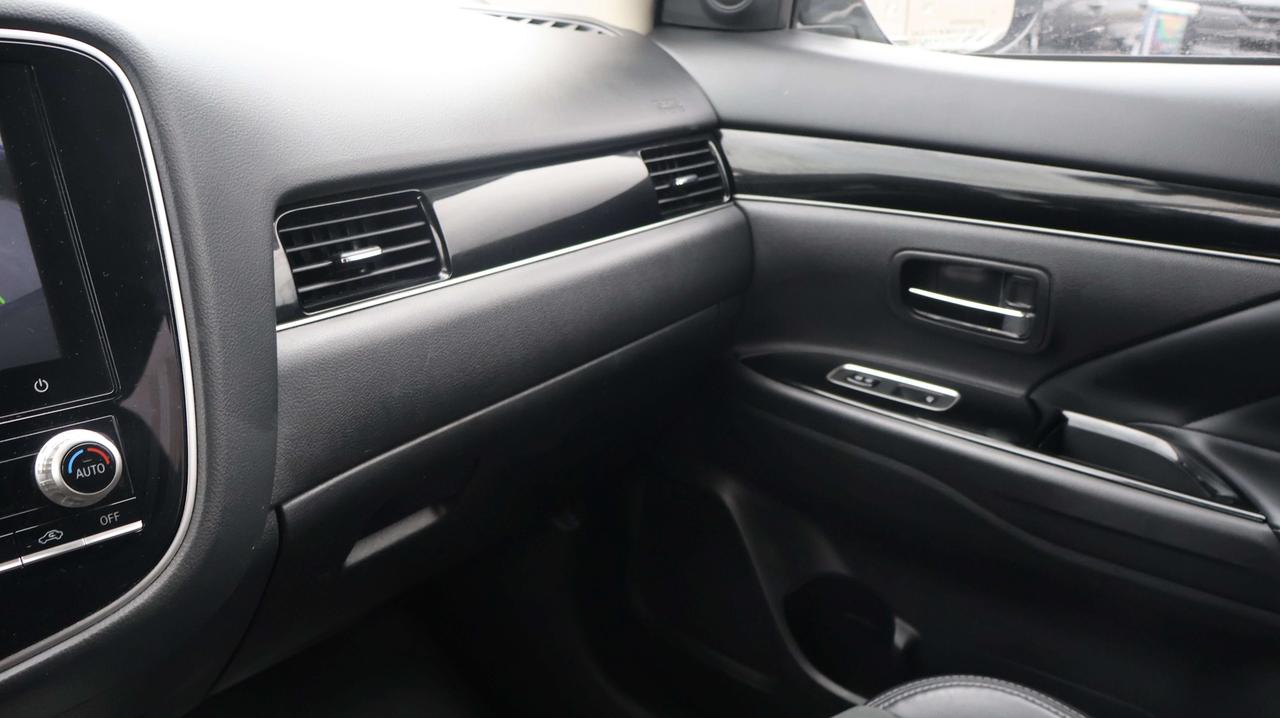 2020 Mitsubishi Outlander | Back-Up Camera Photo
