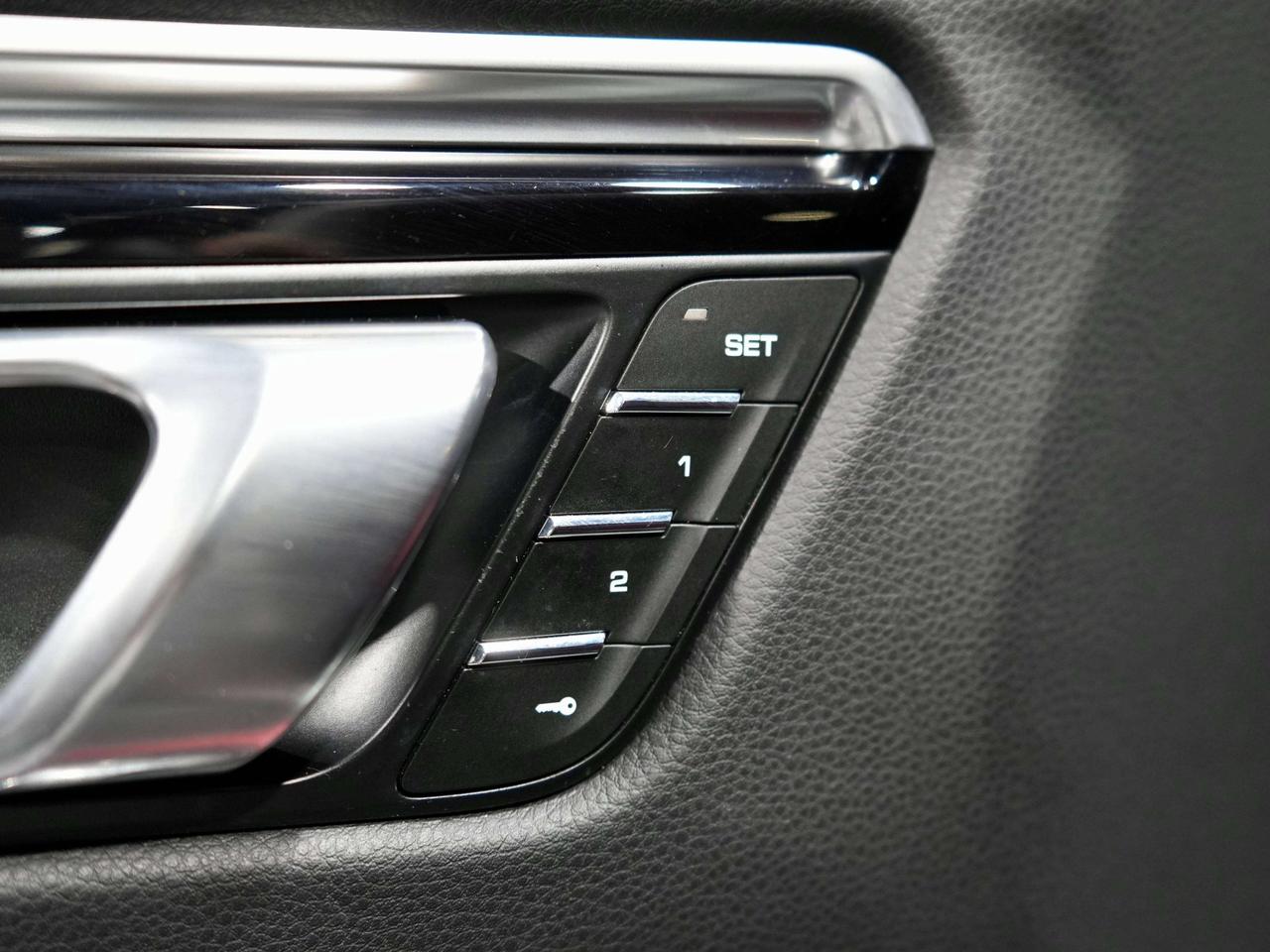 2023 Porsche Macan NO ACCIDENT| S |BOSE|DRIVERASSIST|RED INT|PANO|360 Photo