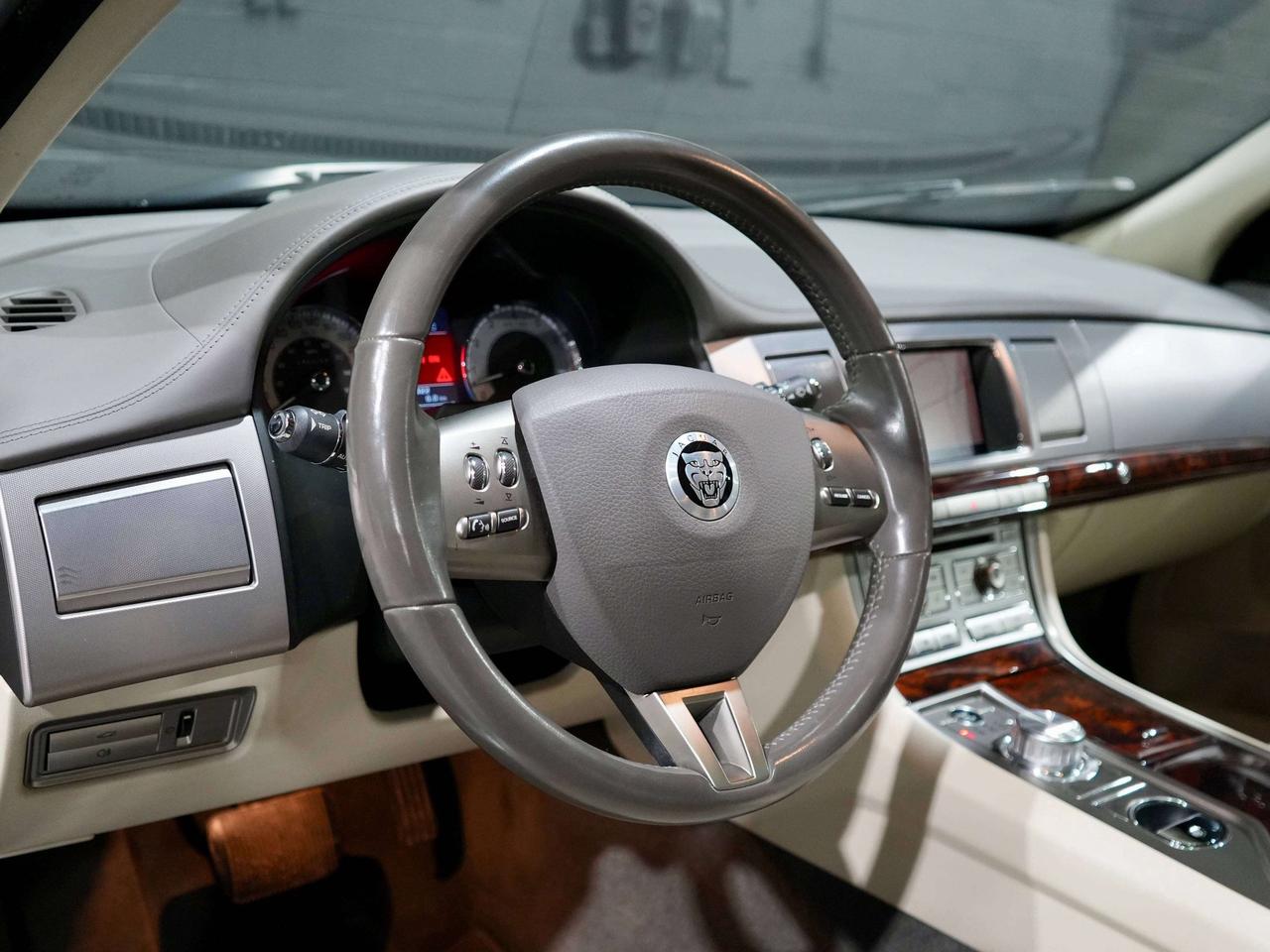 2011 Jaguar XF Premium Luxury|No Accident| V8 | Photo