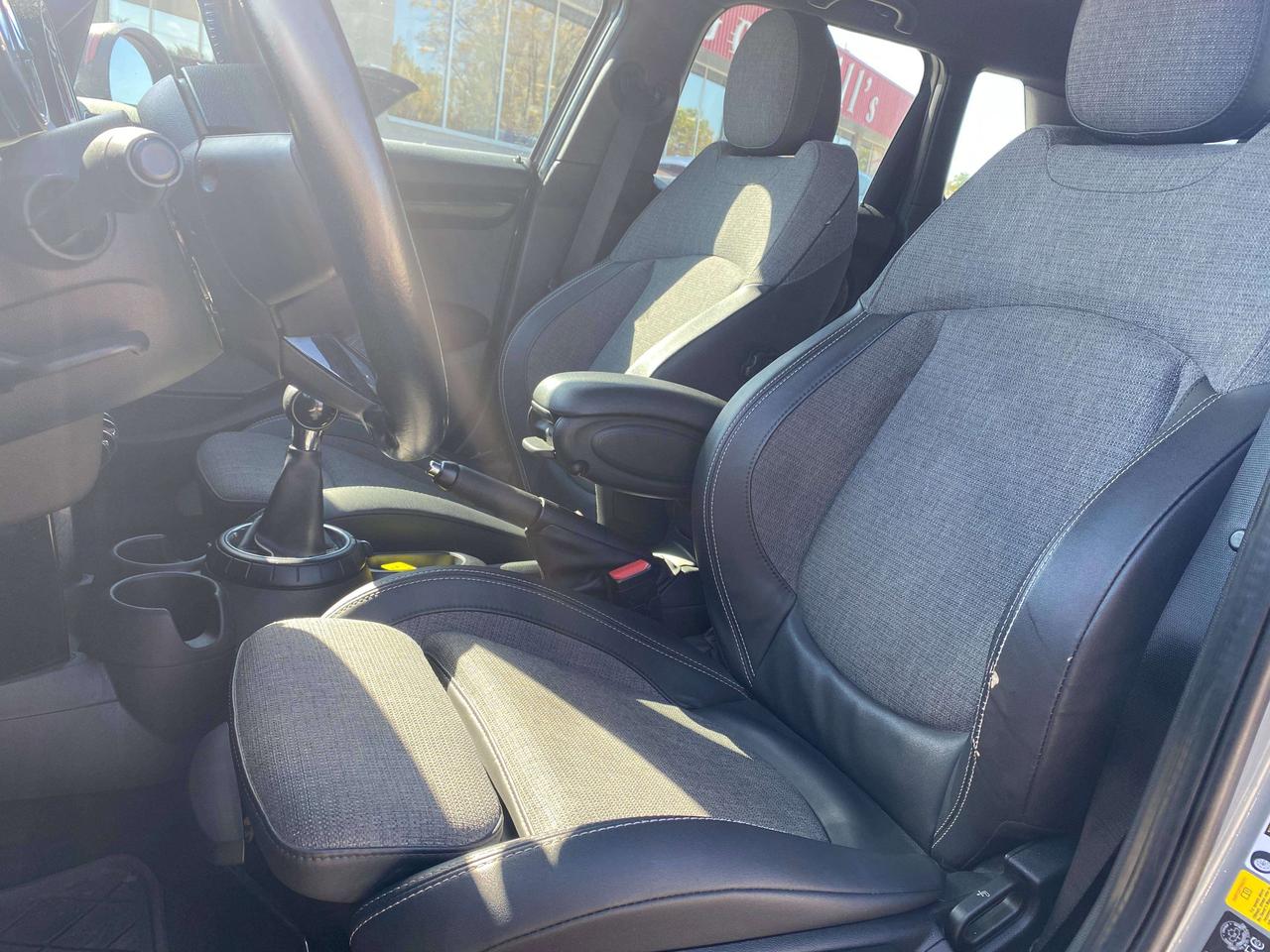 2015 MINI 5 Door CLEAN CARFAX, MANUAL TRANS, SUNROOF, HEATED SEATS! - Photo #17
