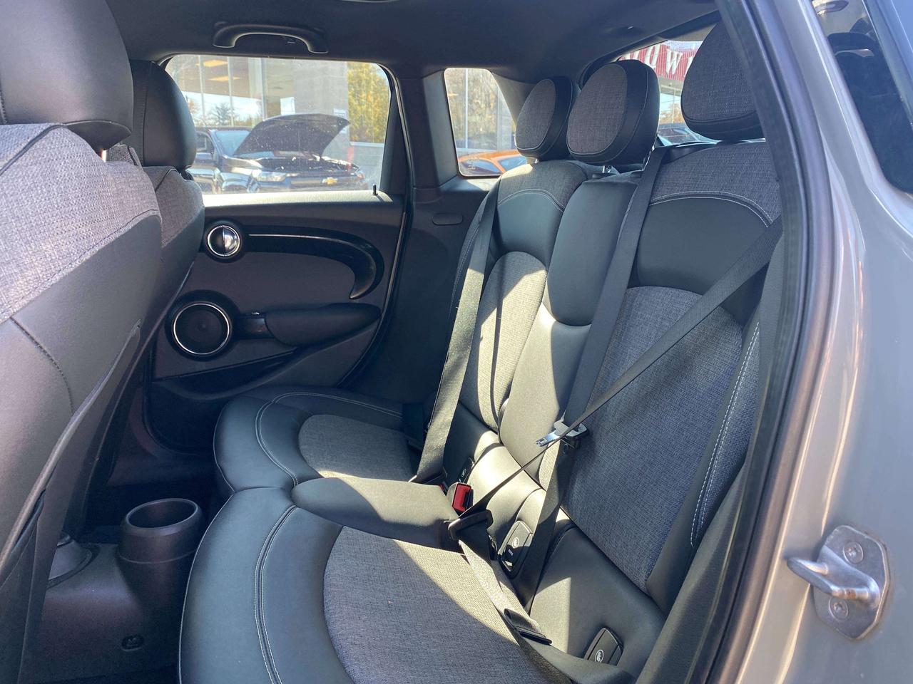 2015 MINI 5 Door CLEAN CARFAX, MANUAL TRANS, SUNROOF, HEATED SEATS! - Photo #21