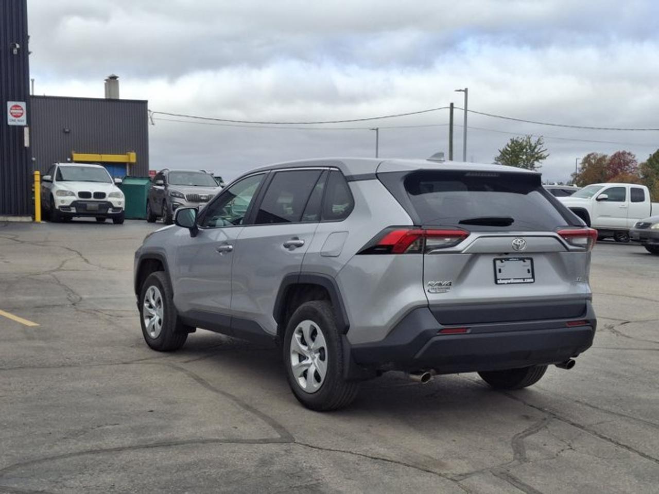 2022 Toyota RAV4 LE | Radar Cruise | Heated Seats | CarPlay + Android | and More ! Photo5