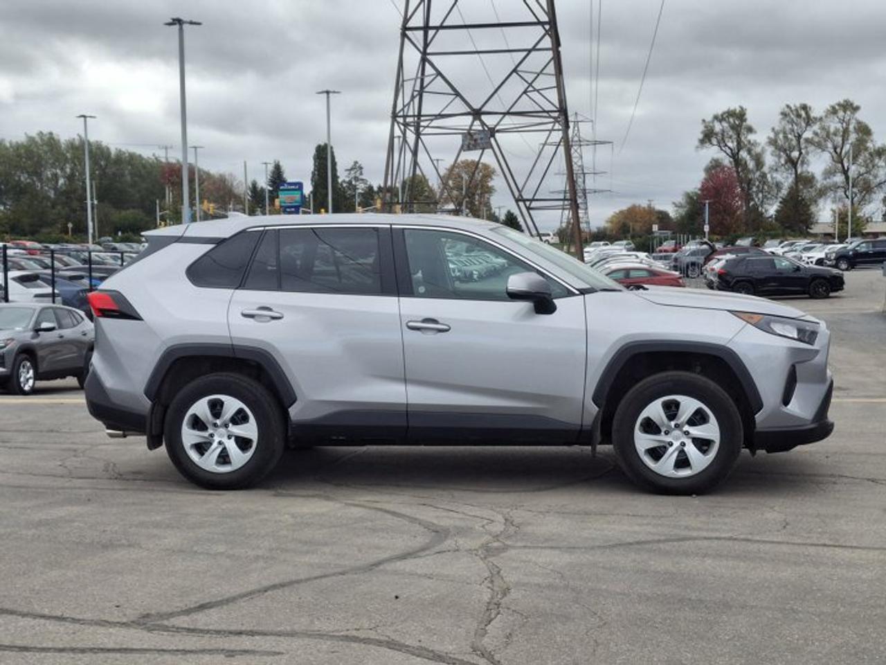2022 Toyota RAV4 LE | Radar Cruise | Heated Seats | CarPlay + Android | and More ! Photo