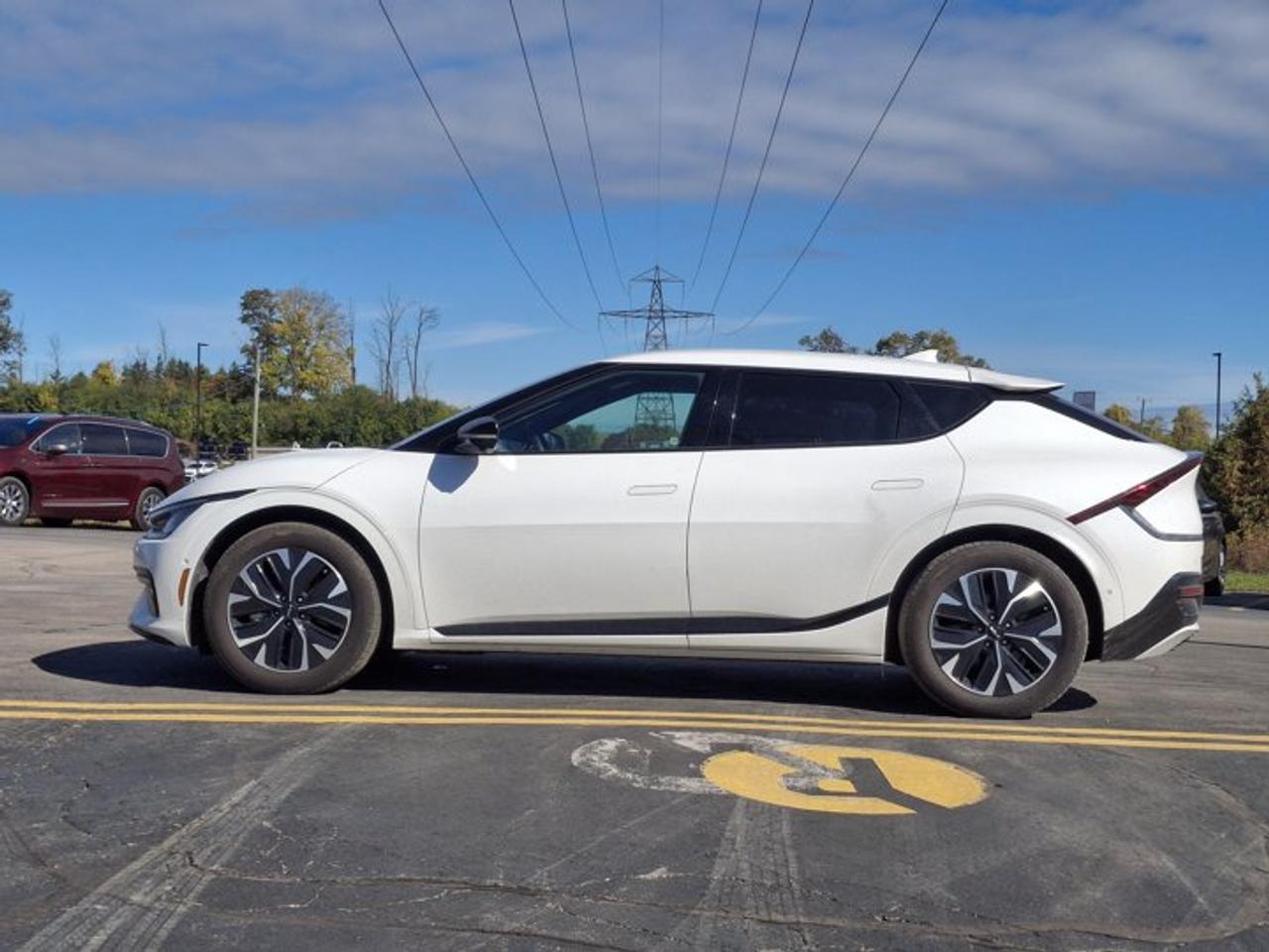 2024 Kia EV6 Land w/GT-Line Pkg 1 AWD | Leather | Heated Seats + Steering | Blind Spot Monitor | and More ! Photo