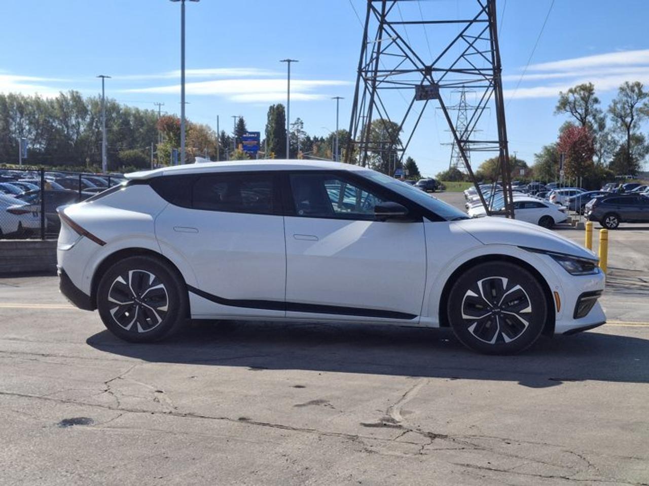 2024 Kia EV6 Land w/GT-Line Pkg 1 AWD | Leather | Heated Seats + Steering | Blind Spot Monitor | and More ! Photo