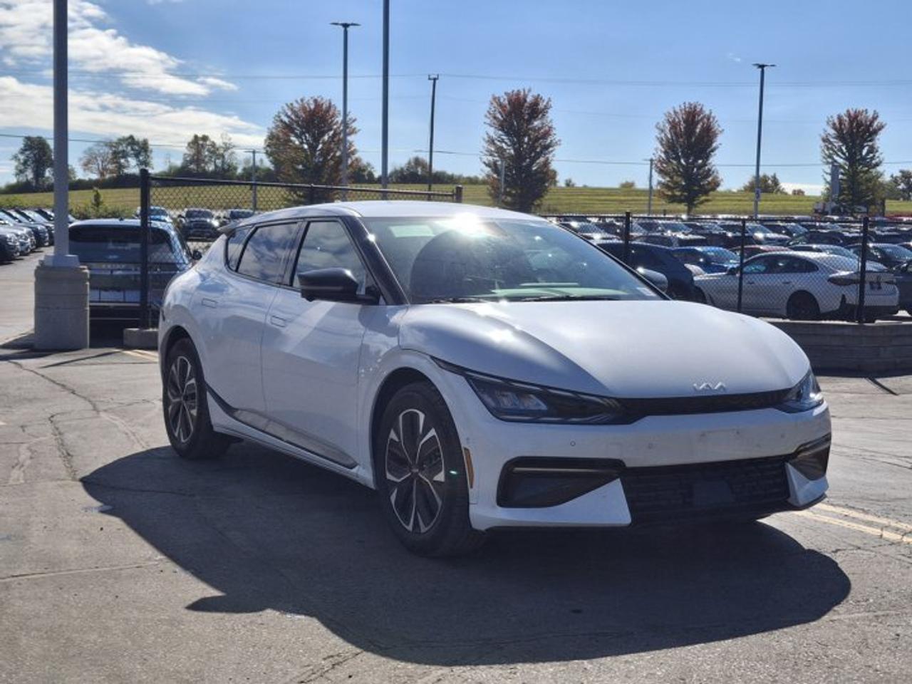 2024 Kia EV6 Land w/GT-Line Pkg 1 AWD | Leather | Heated Seats + Steering | Blind Spot Monitor | and More ! Photo