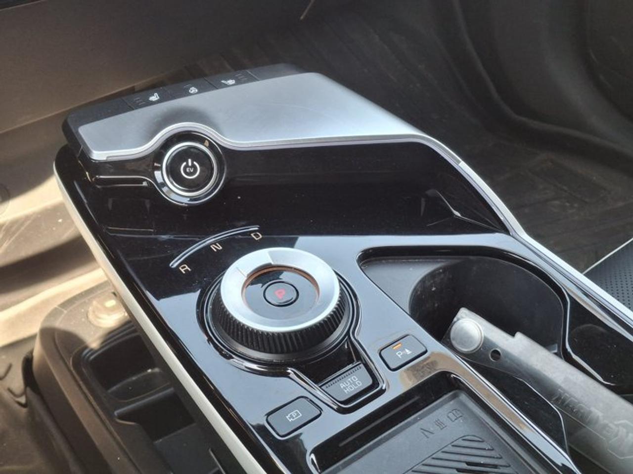 2024 Kia EV6 Land w/GT-Line Pkg 1 AWD | Leather | Heated Seats + Steering | Blind Spot Monitor | and More ! Photo