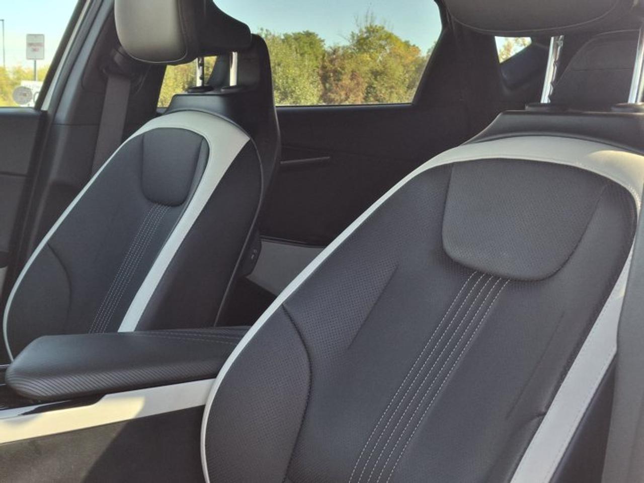 2024 Kia EV6 Land w/GT-Line Pkg 1 AWD | Leather | Heated Seats + Steering | Blind Spot Monitor | and More ! Photo