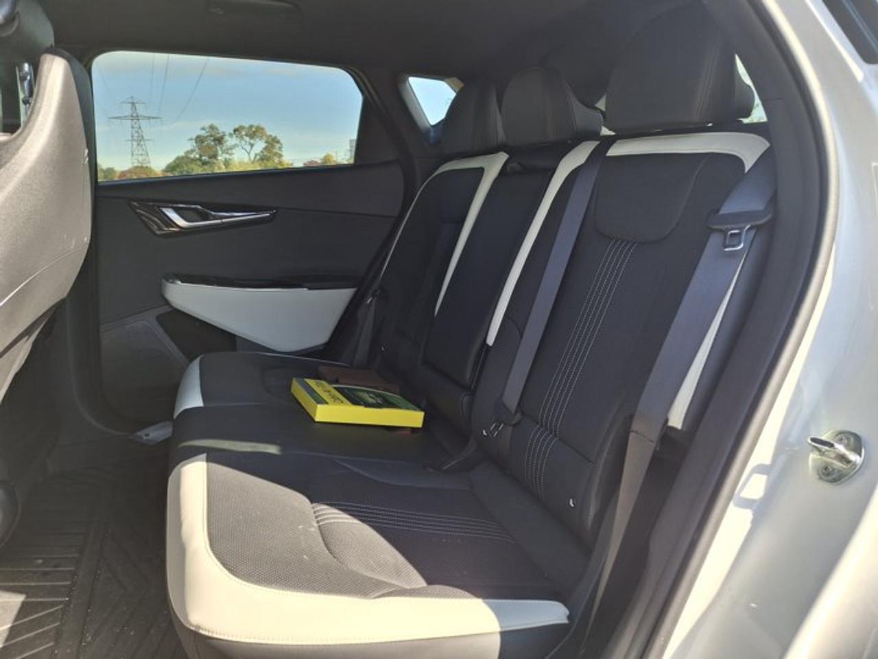 2024 Kia EV6 Land w/GT-Line Pkg 1 AWD | Leather | Heated Seats + Steering | Blind Spot Monitor | and More ! Photo