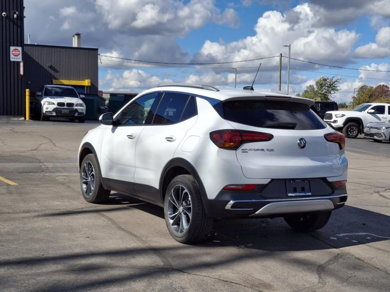 2022 Buick Encore GX Essence AWD | Leather | Heated Seats + Steering | Power Liftgate | Lane Keep Assist | and More ! Photo