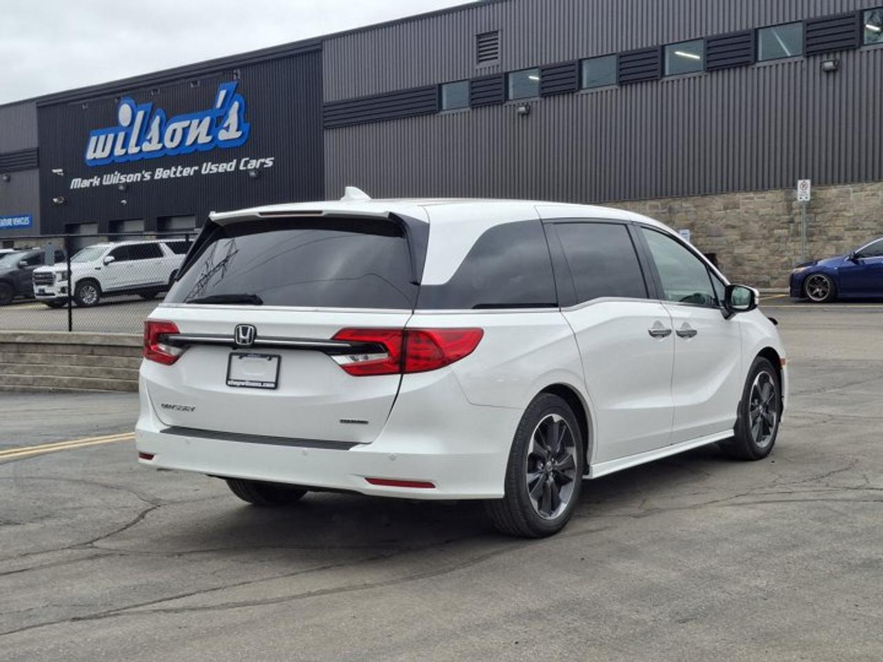 2024 Honda Odyssey Touring | Leather | Sunroof | Nav | DVD | Cooled + Heated Seats | Heated Wheel | CarPlay & More ! Photo