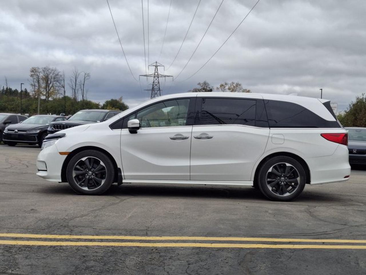 2024 Honda Odyssey Touring | Leather | Sunroof | Nav | DVD | Cooled + Heated Seats | Heated Wheel | CarPlay & More ! Photo