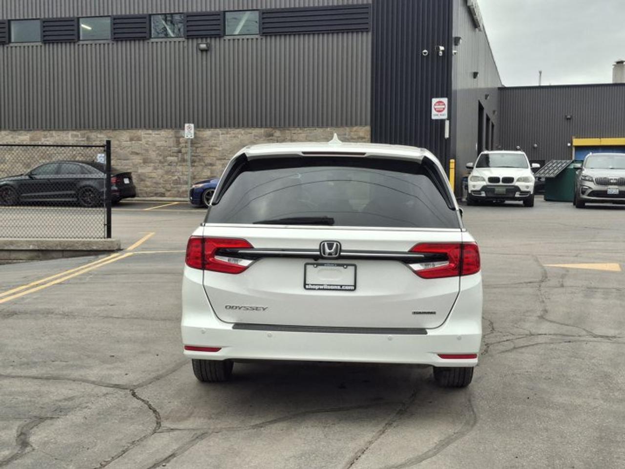 2024 Honda Odyssey Touring | Leather | Sunroof | Nav | DVD | Cooled + Heated Seats | Heated Wheel | CarPlay & More ! Photo