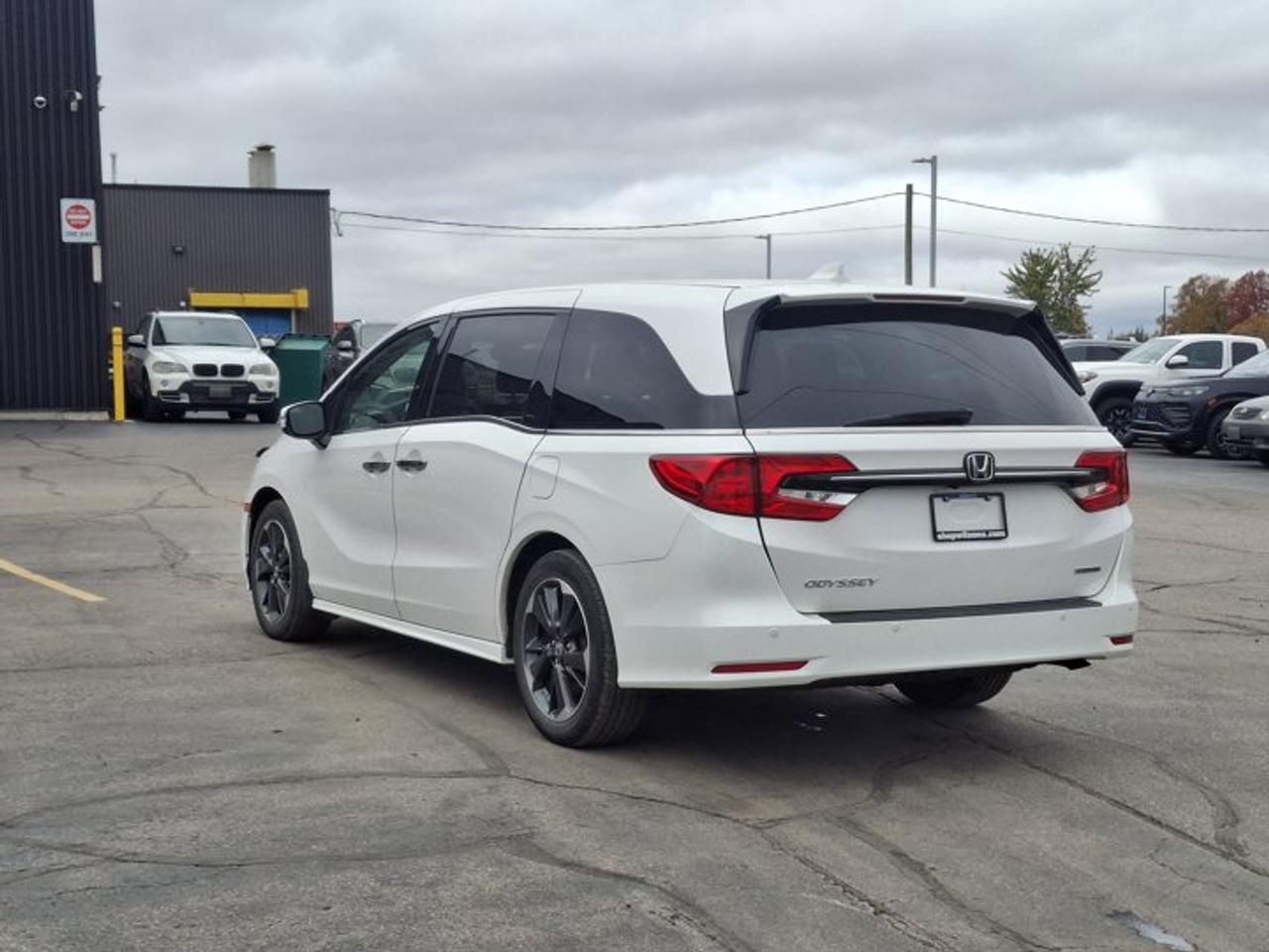 2024 Honda Odyssey Touring | Leather | Sunroof | Nav | DVD | Cooled + Heated Seats | Heated Wheel | CarPlay & More ! Photo