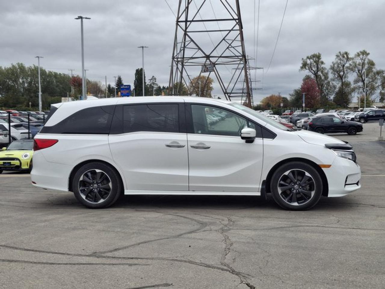 2024 Honda Odyssey Touring | Leather | Sunroof | Nav | DVD | Cooled + Heated Seats | Heated Wheel | CarPlay & More ! Photo
