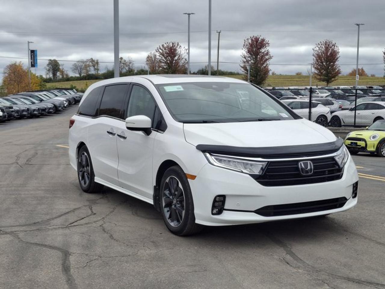 2024 Honda Odyssey Touring | Leather | Sunroof | Nav | DVD | Cooled + Heated Seats | Heated Wheel | CarPlay & More ! Photo