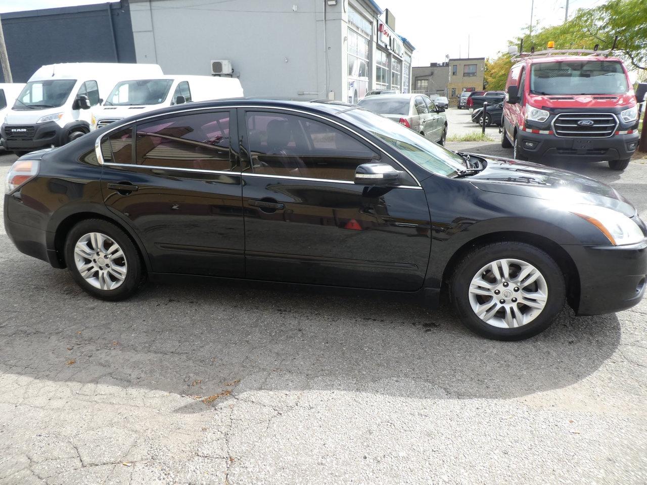 2011 Nissan Altima SLE LEATHER SUNROOF Photo