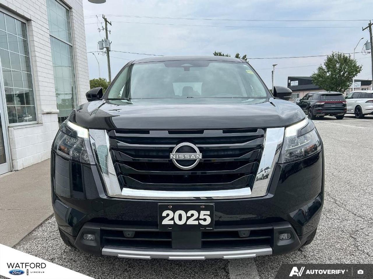 2025 Nissan Pathfinder Platinum 4WD Photo1