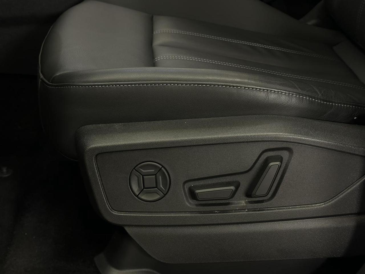 2026 Audi Q5 2.0T Progressiv PROGRESSIV/AWD/PANOROOF/NAVI/LEATHER/HUD/12KM! Photo