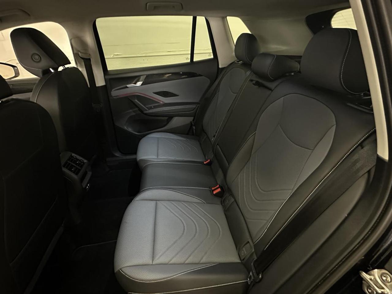2026 Volkswagen Tiguan Comfortline COMFORTLINE/4MOTION/PWR LEATHER/CARPLAY/27KM! Photo