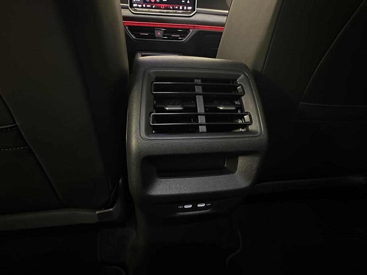 2026 Volkswagen Tiguan Comfortline COMFORTLINE/4MOTION/PWR LEATHER/CARPLAY/27KM! Photo