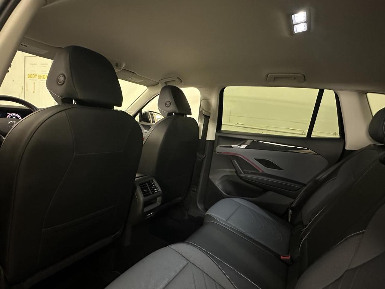 2026 Volkswagen Tiguan Comfortline COMFORTLINE/4MOTION/PWR LEATHER/CARPLAY/27KM! Photo