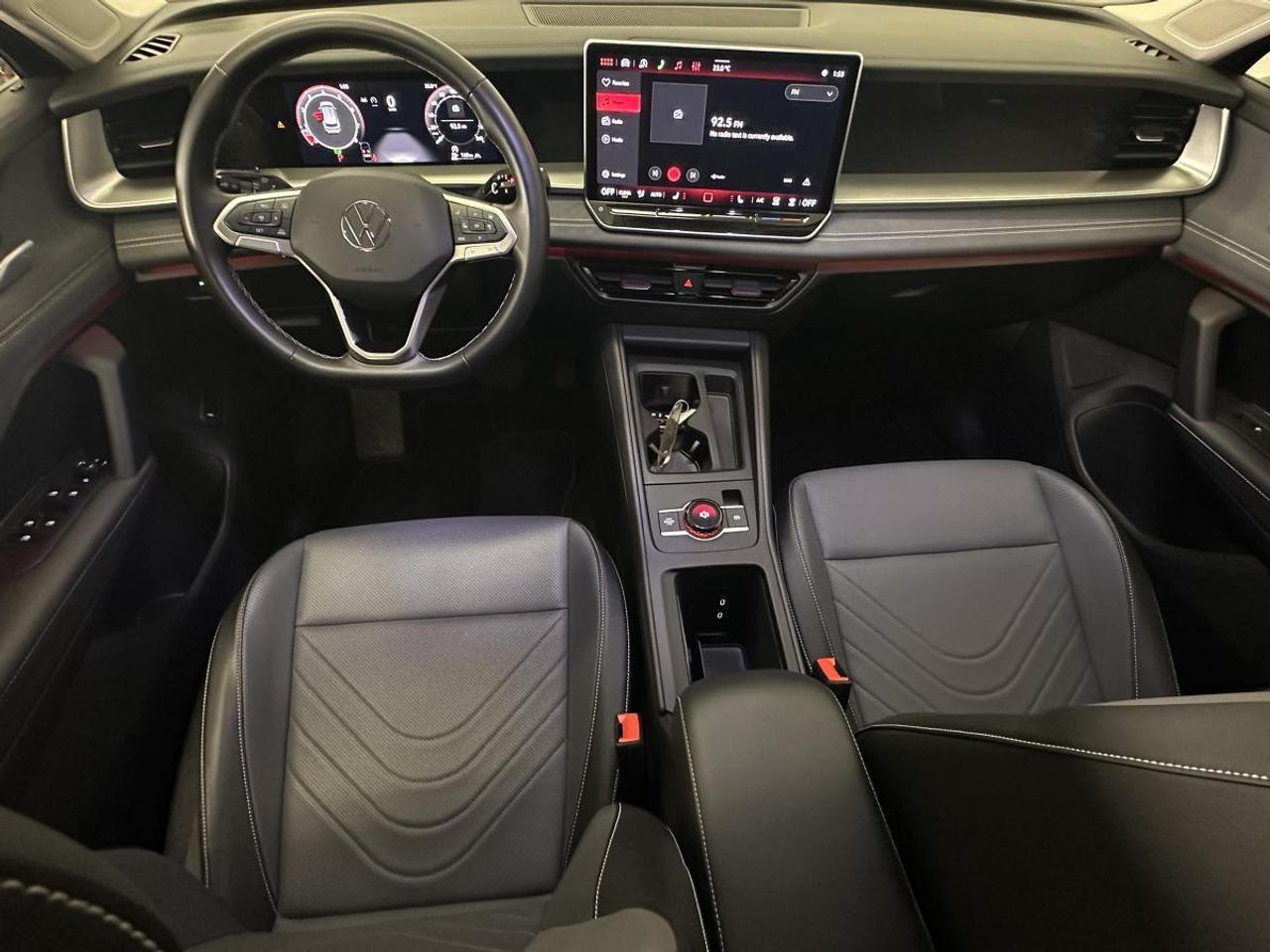 2026 Volkswagen Tiguan Comfortline COMFORTLINE/4MOTION/PWR LEATHER/CARPLAY/27KM! Photo