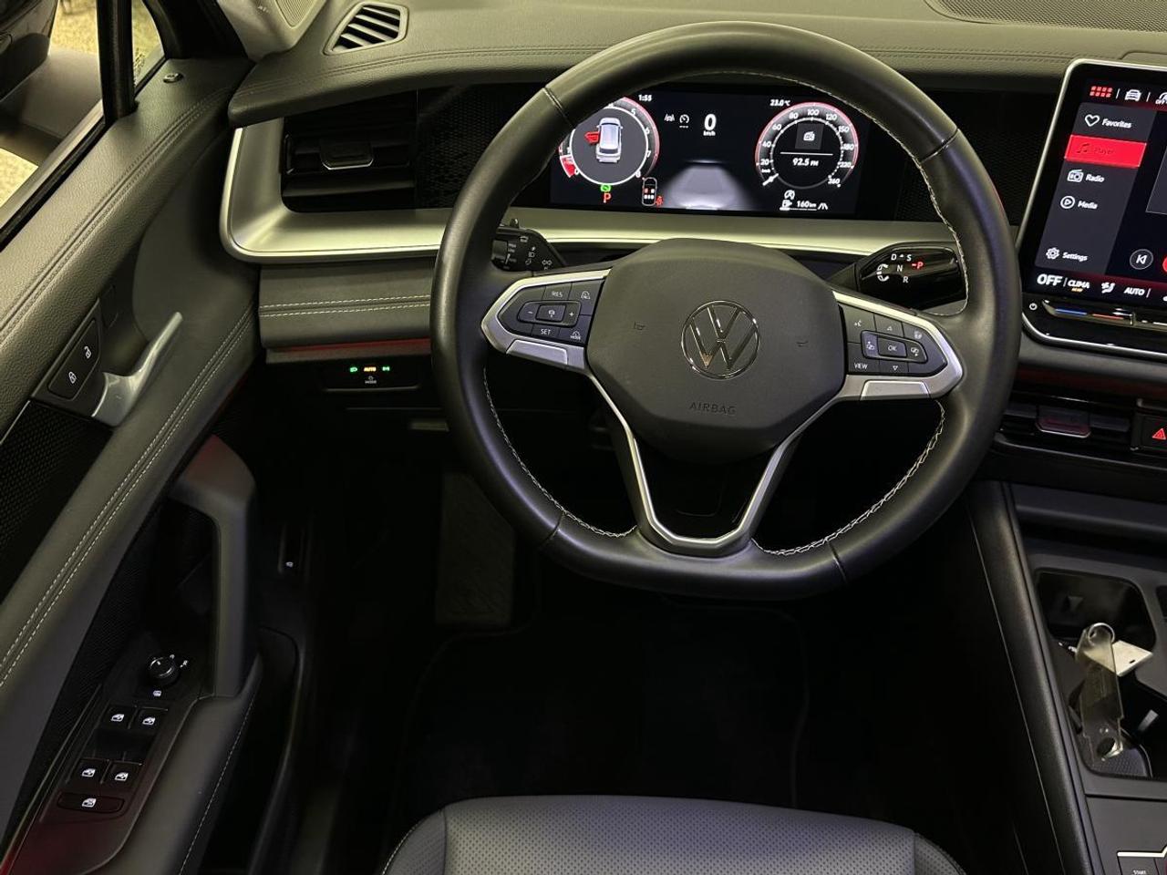 2026 Volkswagen Tiguan Comfortline COMFORTLINE/4MOTION/PWR LEATHER/CARPLAY/27KM! Photo