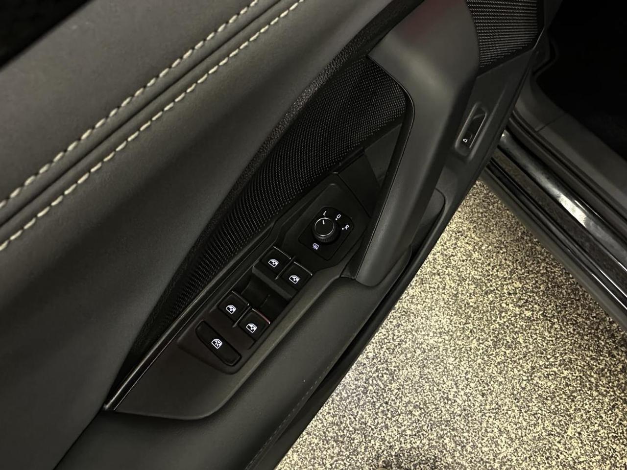 2026 Volkswagen Tiguan Comfortline COMFORTLINE/4MOTION/PWR LEATHER/CARPLAY/27KM! Photo