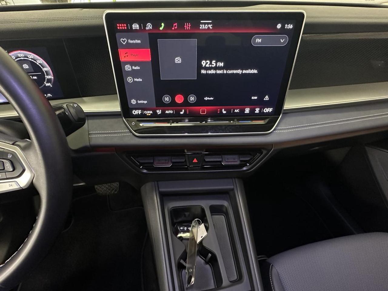 2026 Volkswagen Tiguan Comfortline COMFORTLINE/4MOTION/PWR LEATHER/CARPLAY/27KM! Photo