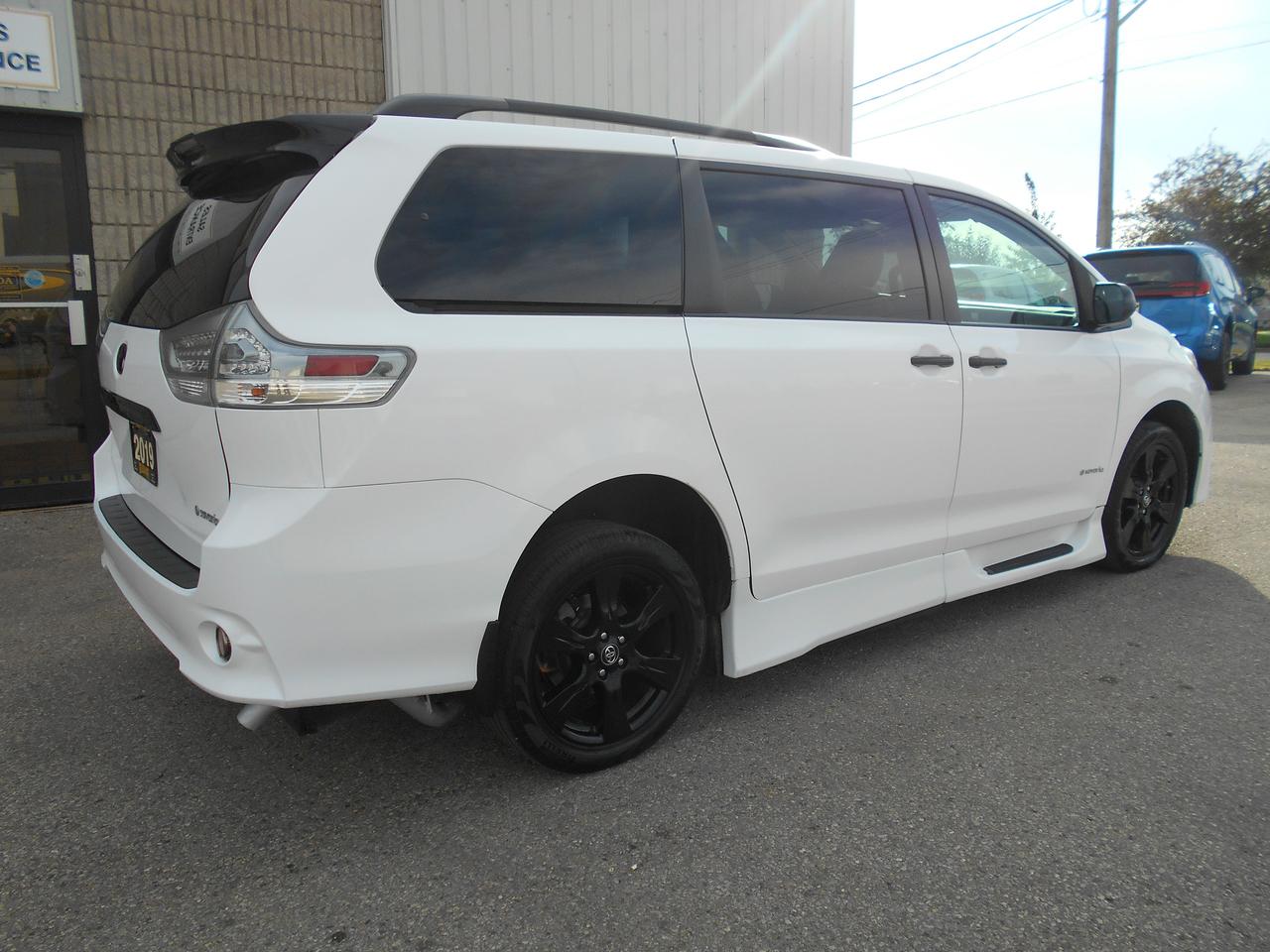 2019 Toyota Sienna SE-Wheelchair Accessible Side Entry- Manual Photo3