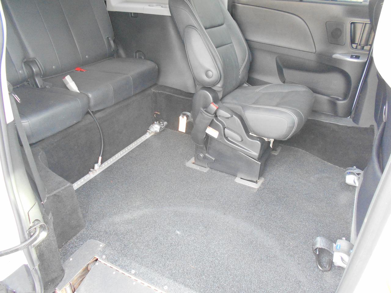 2019 Toyota Sienna SE-Wheelchair Accessible Side Entry- Manual Photo