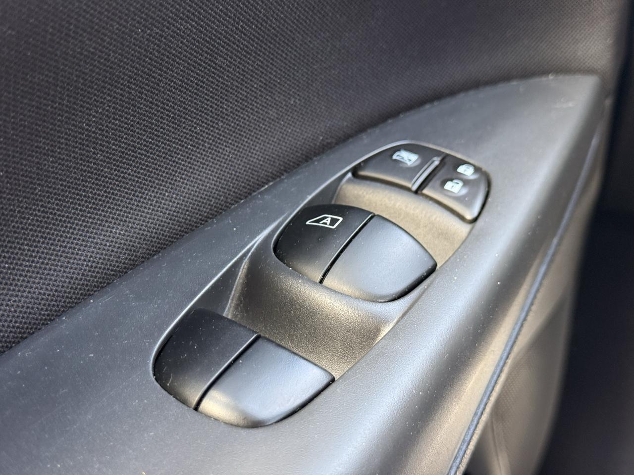 2016 Nissan Sentra 4DR SDN MAN SV Photo