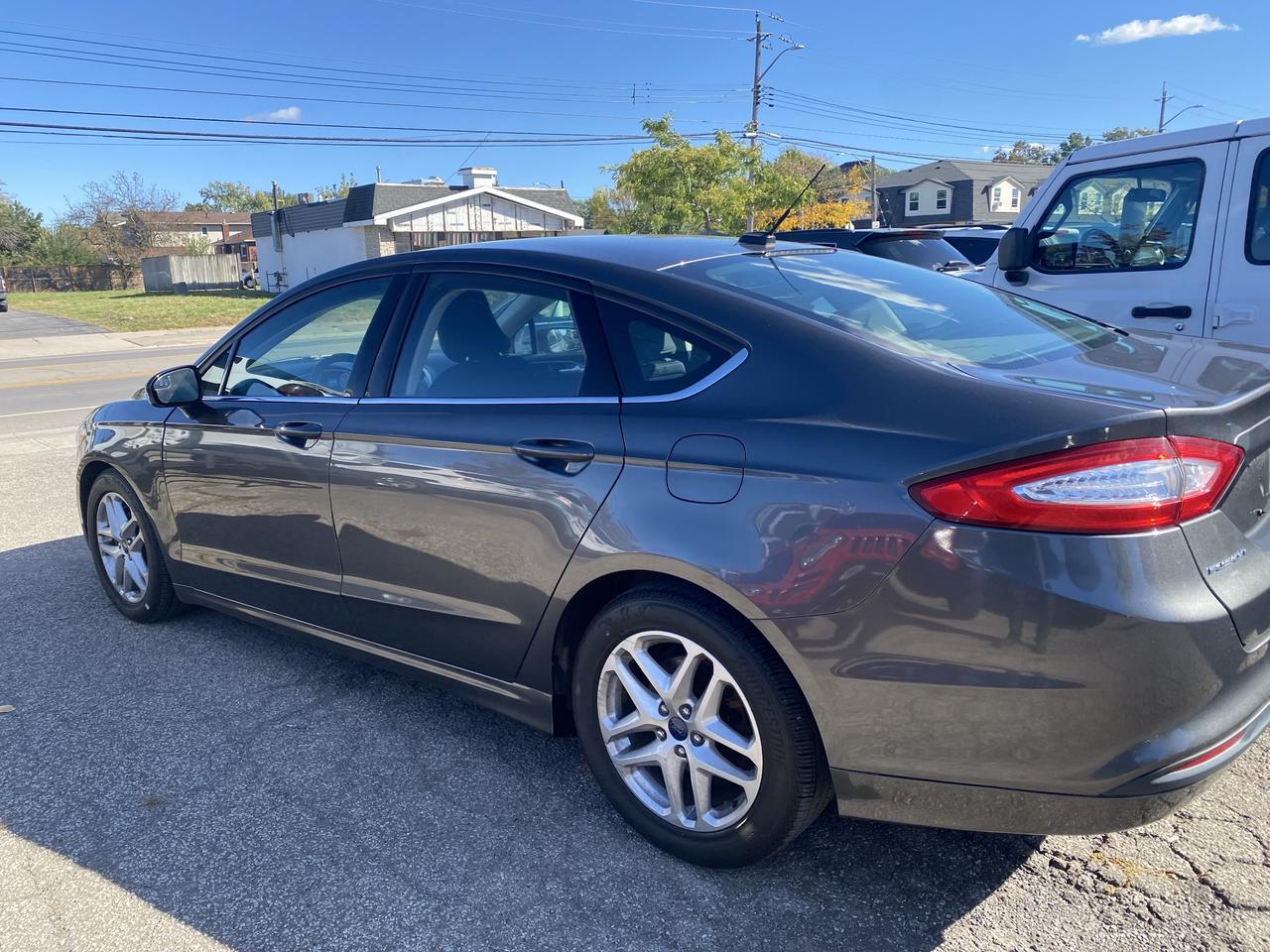 2016 Ford Fusion 4dr Sdn SE FWD Photo2
