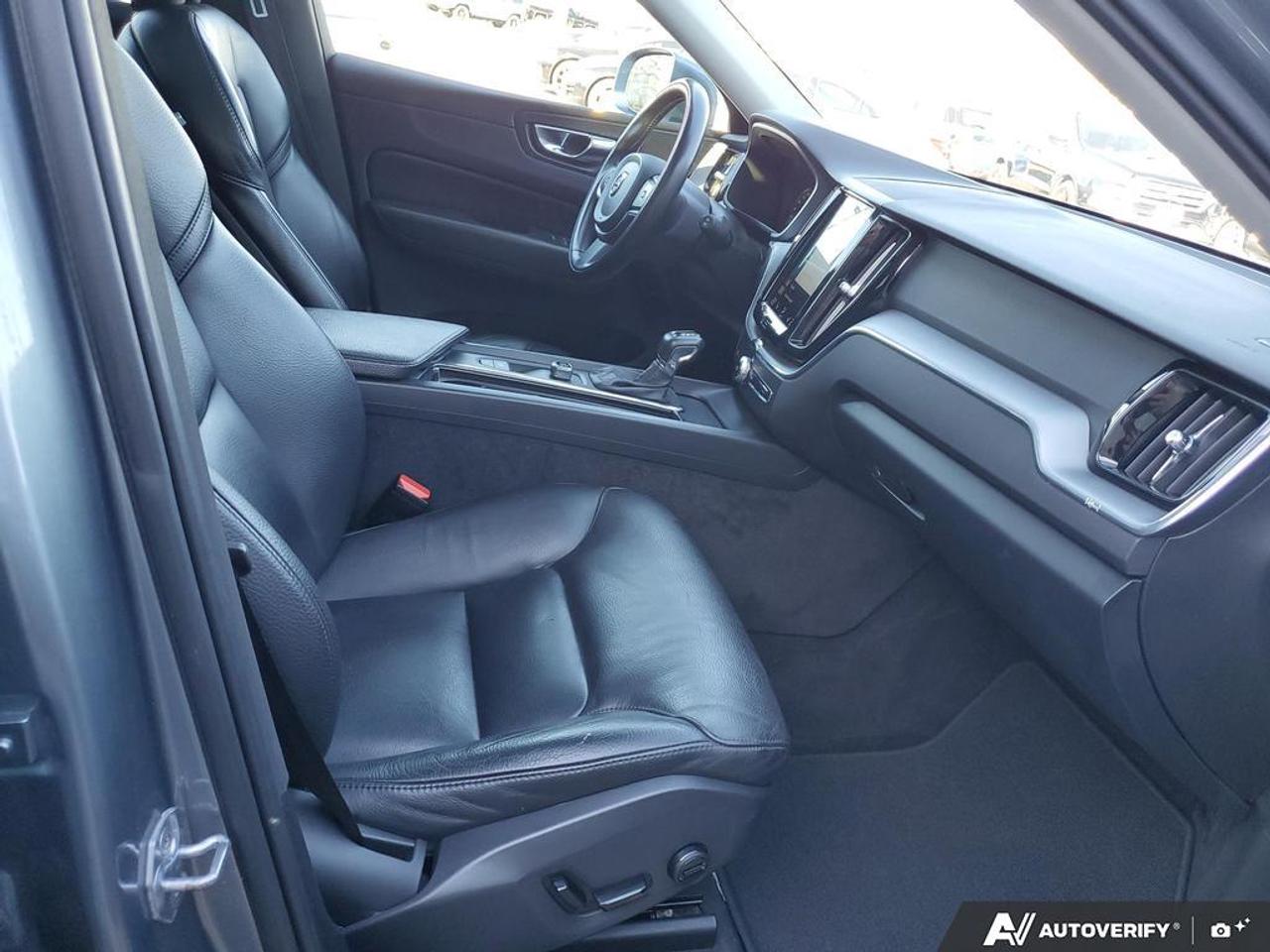 2020 Volvo XC60 T5 AWD Momentum Photo