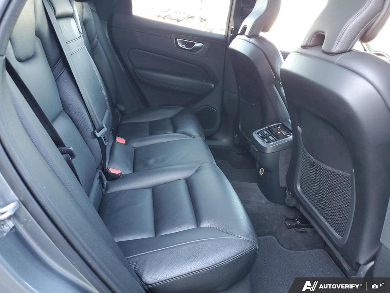 2020 Volvo XC60 T5 AWD Momentum Photo