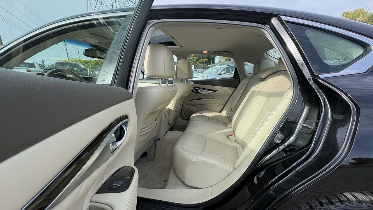 2012 Infiniti M37  Photo